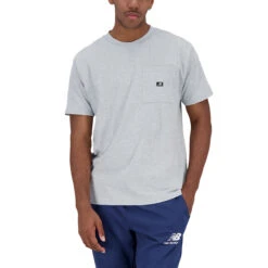 New Balance Essentials Pocket Tee Herren Kurzarmshirt Hellgrau