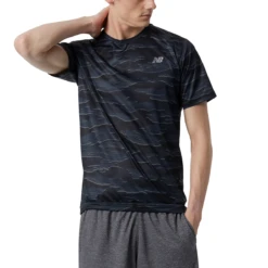 New Balance Printed Accelerate Short Sleeve Tee Herren Laufshirt Schwarz Grau