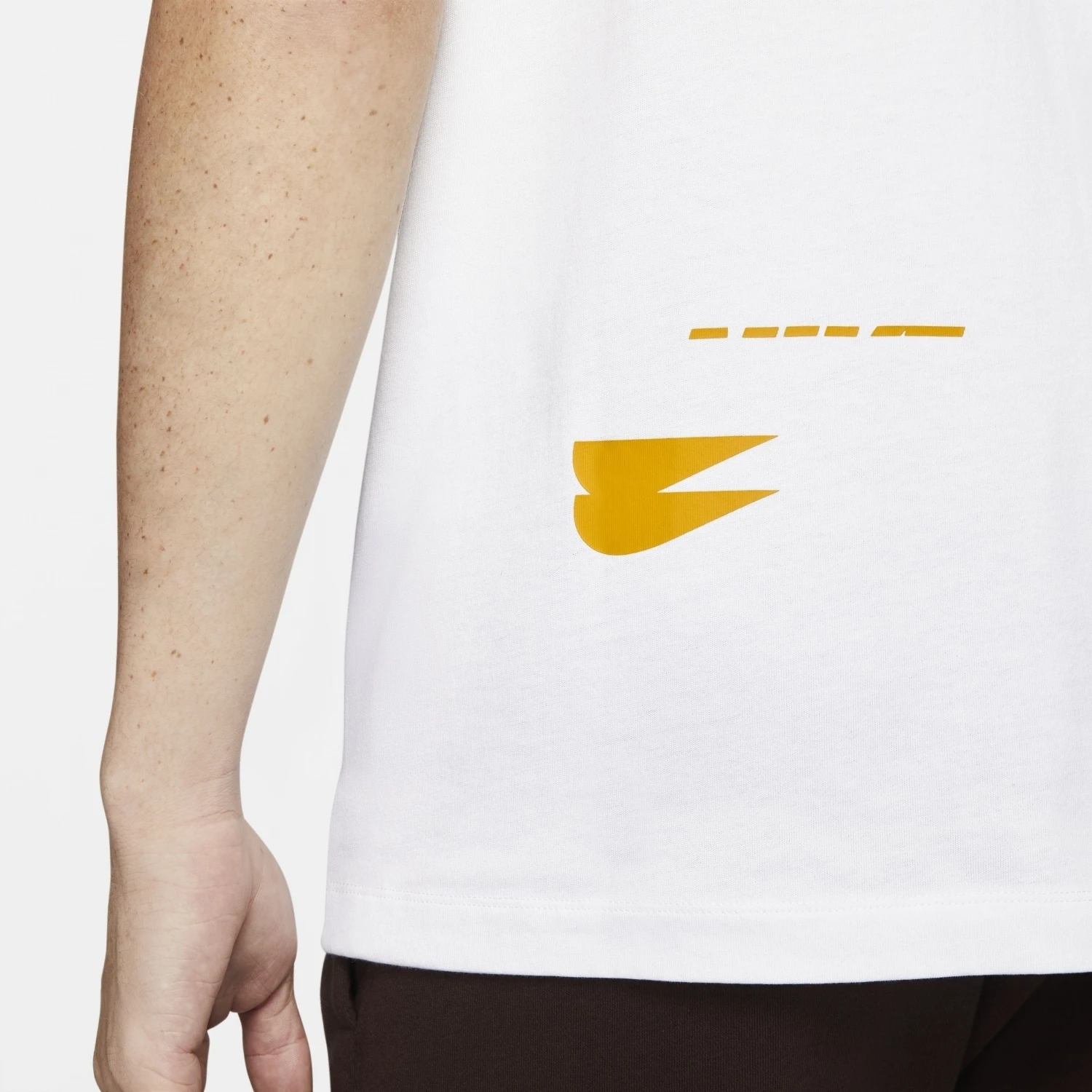 Nike Sportswear Essentials+ Tee Herren Freizeitshirt Weiß Dunkelrot – Bild 6